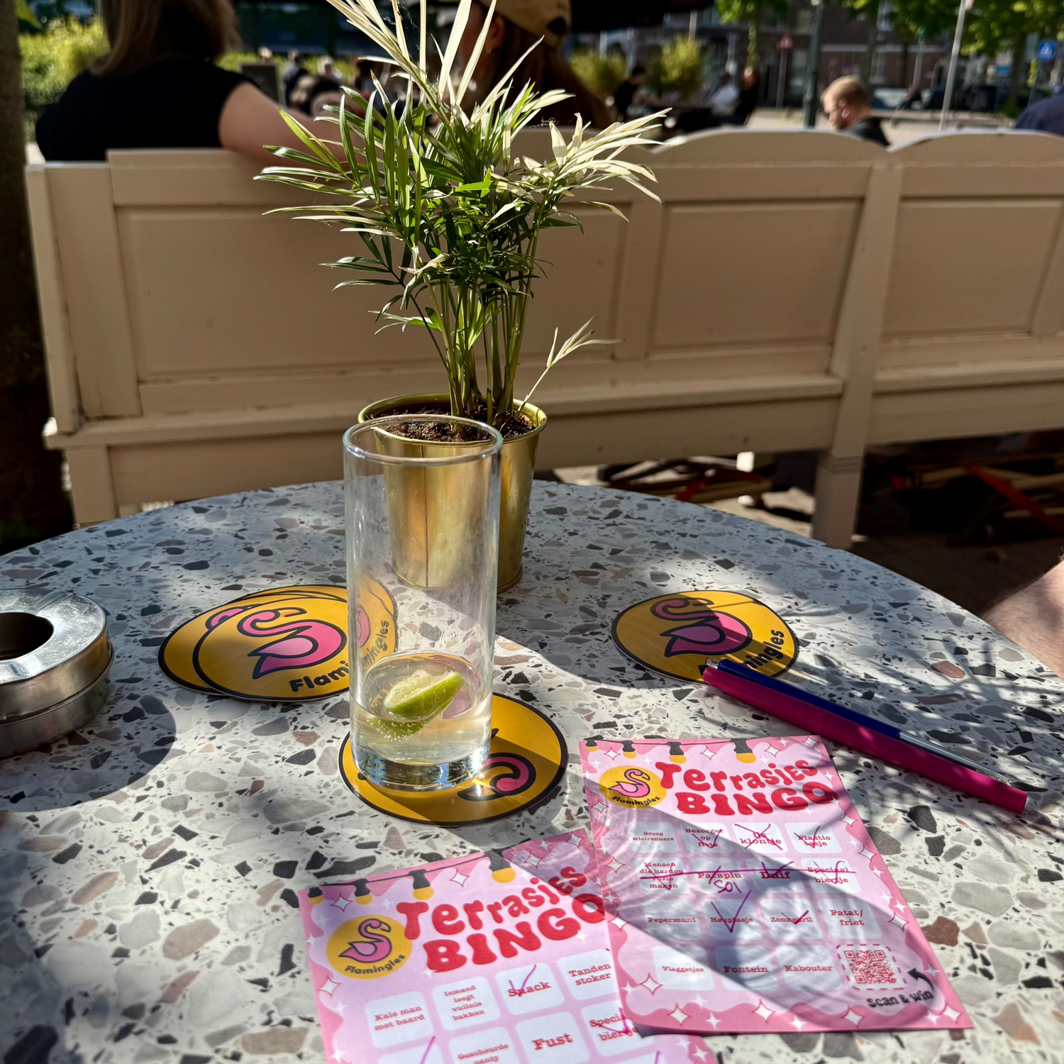 Terrasjes Bingo spelkaart met herkenbare zomerse items voor op het terras