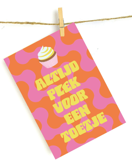 Humoristische wanddecoratie met tekst “Altijd Plek Voor Een Toetje”, kleurrijke print als origineel cadeau of grappig schilderij voor in keuken, eetkamer woonkamer, slaapkamer, of kantoor.