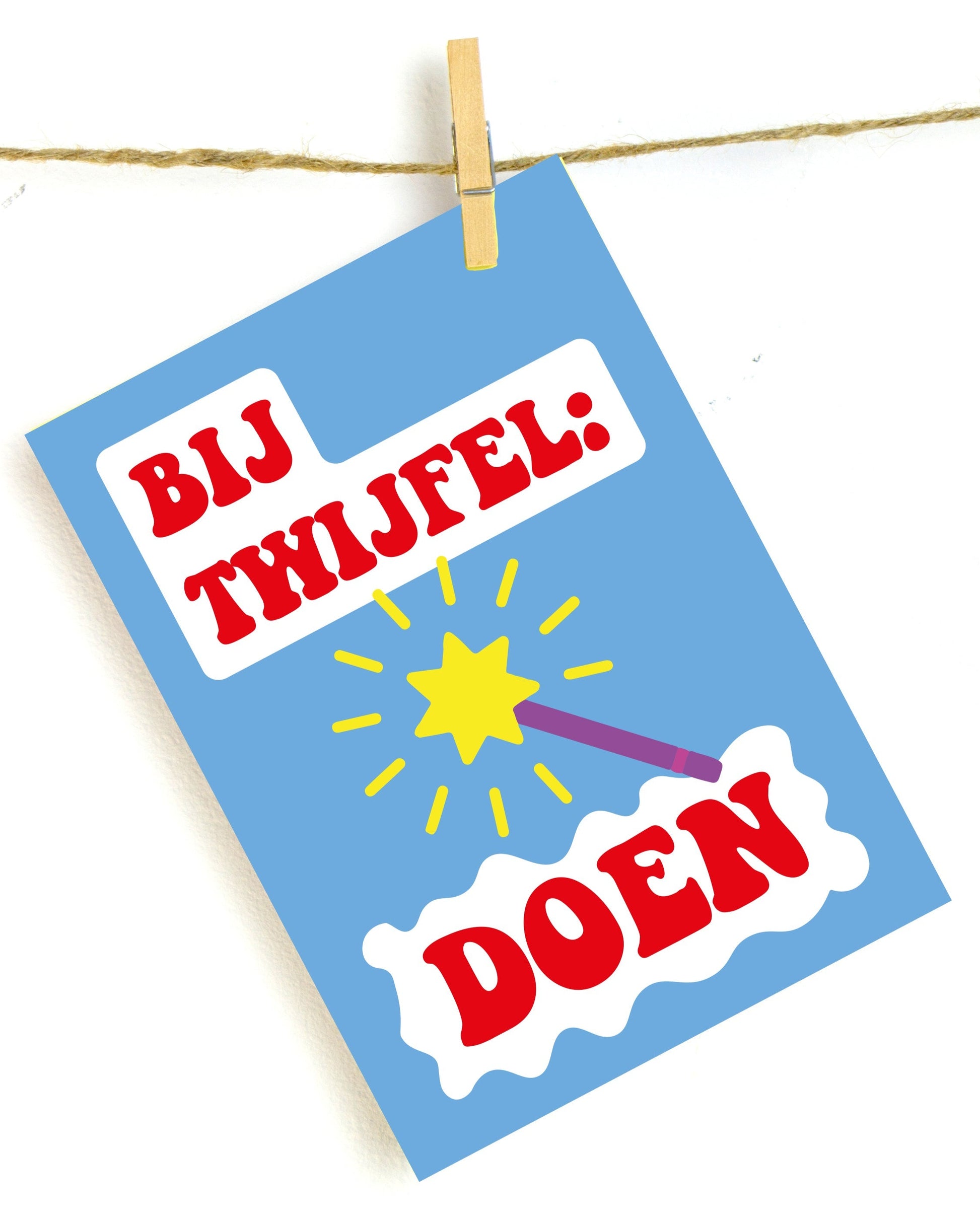 Humoristische wanddecoratie met tekst “Bij Twijfel, Doen”, kleurrijke print als origineel cadeau of grappig schilderij voor in woonkamer, slaapkamer, kantoor of toilet.