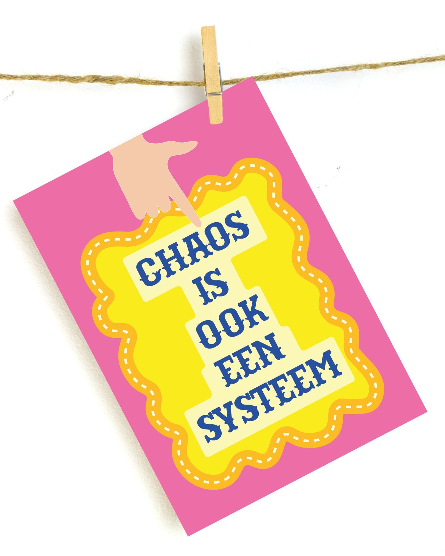 Humoristische wanddecoratie met tekst “Chaos Is Ook Een Systeem”, kleurrijke print als origineel cadeau of grappig schilderij voor in woonkamer, slaapkamer, kantoor of toilet.