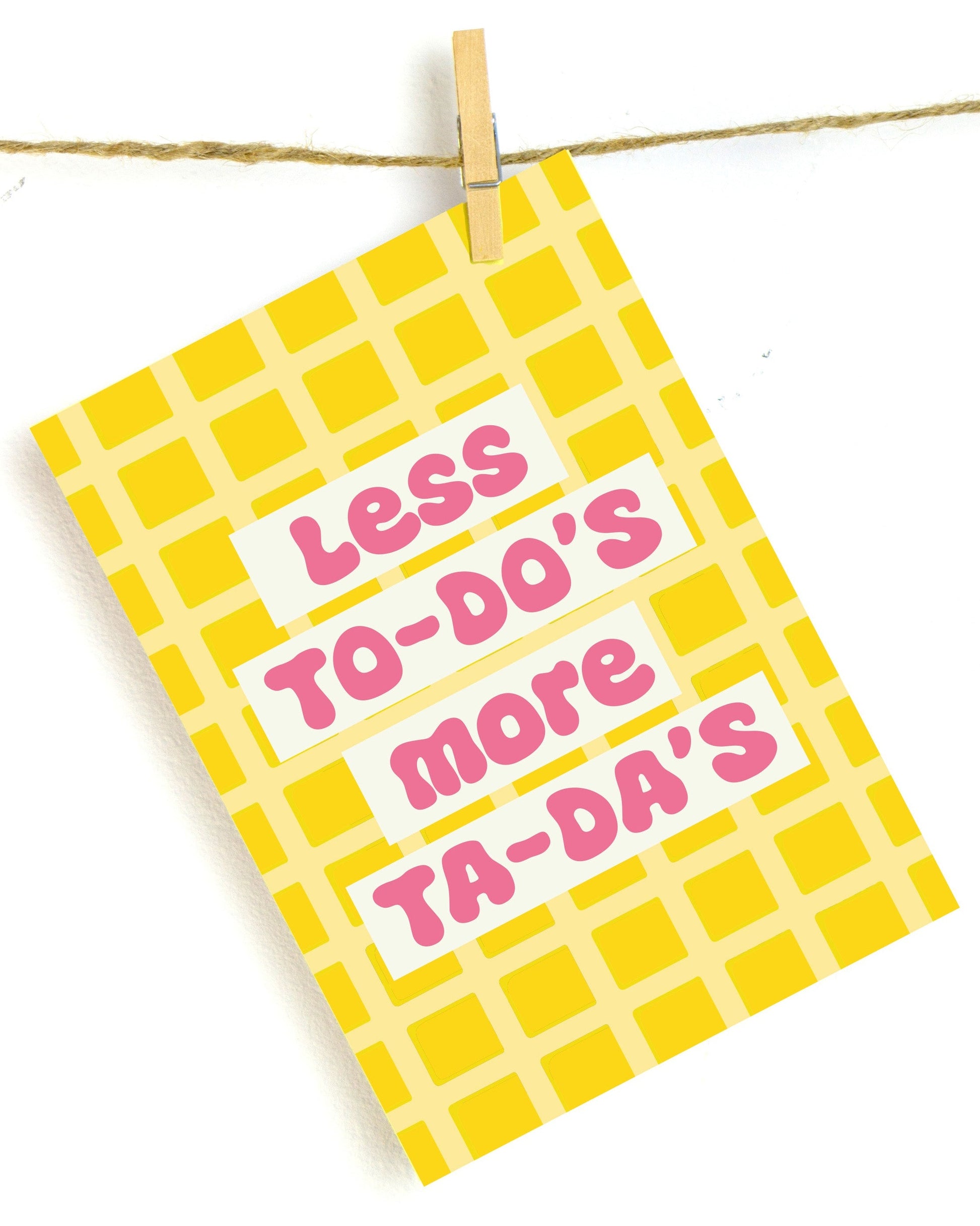 Humoristische wanddecoratie met tekst “Less To-Do's More Ta-Da's, kleurrijke print als origineel cadeau of grappig schilderij voor in woonkamer, slaapkamer, kantoor of toilet.