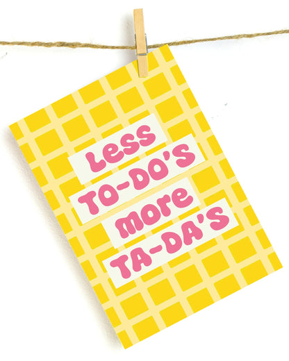 Humoristische wanddecoratie met tekst “Less To-Do's More Ta-Da's, kleurrijke print als origineel cadeau of grappig schilderij voor in woonkamer, slaapkamer, kantoor of toilet.