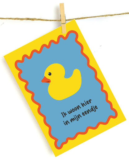 Humoristische wanddecoratie met tekst “Ik Woon Hier In Mijn Eendje”, kleurrijke print als origineel cadeau of grappig schilderij.