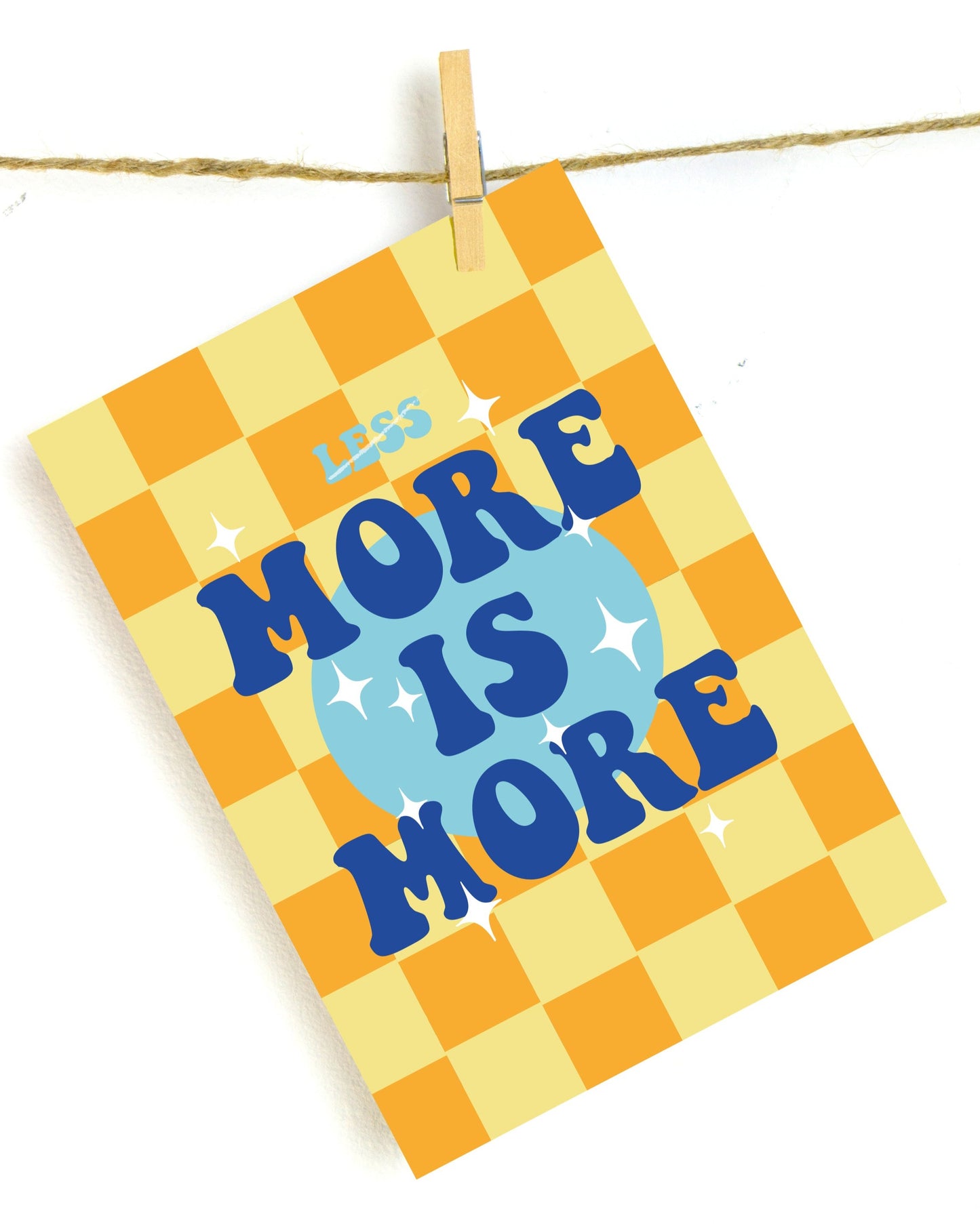 Humoristische wanddecoratie met tekst “More Is More”, kleurrijke print als origineel cadeau of grappig schilderij voor in woonkamer, slaapkamer, kantoor of toilet.