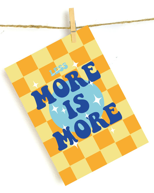 Humoristische wanddecoratie met tekst “More Is More”, kleurrijke print als origineel cadeau of grappig schilderij voor in woonkamer, slaapkamer, kantoor of toilet.