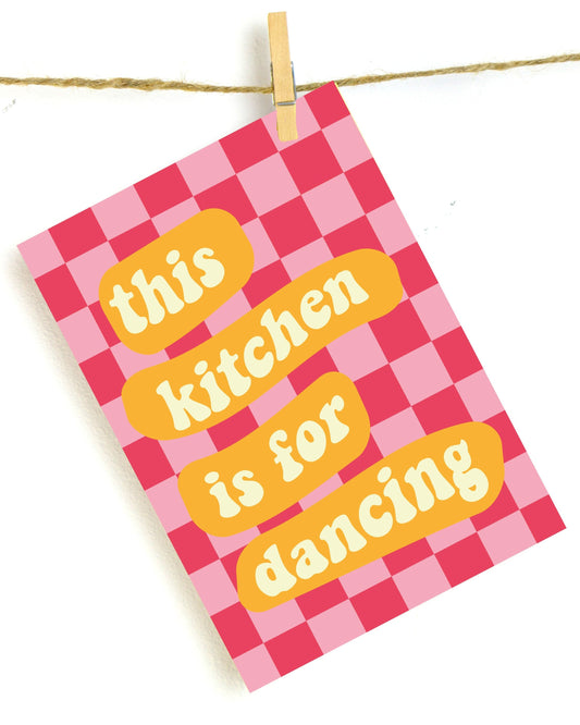 Humoristische wanddecoratie met tekst “This Kitchen Is For Dancing”, kleurrijke print als origineel cadeau of grappig schilderij voor in keuken of eetkamer