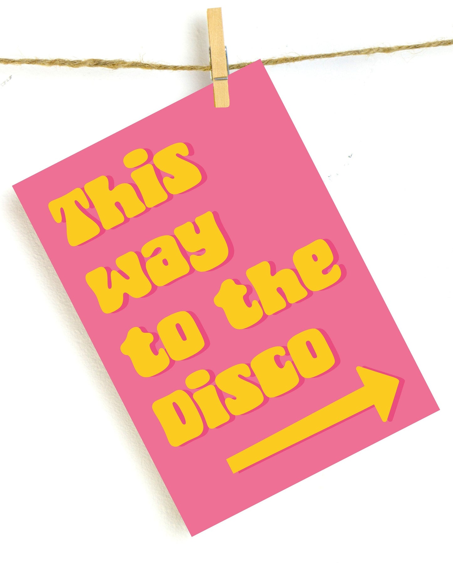 Humoristische wanddecoratie met tekst “IThis Way To The Disco”, kleurrijke print als origineel cadeau of grappig schilderij voor in woonkamer, keuken, eetkamer, slaapkamer, kantoor of toilet.