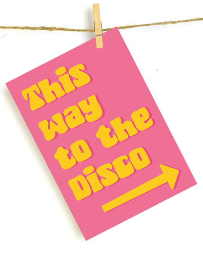 Humoristische wanddecoratie met tekst “IThis Way To The Disco”, kleurrijke print als origineel cadeau of grappig schilderij voor in woonkamer, keuken, eetkamer, slaapkamer, kantoor of toilet.