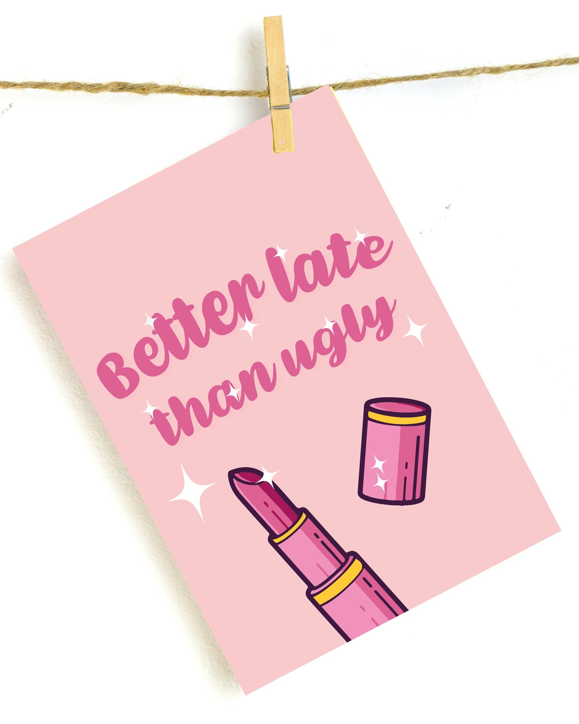 Humoristische wanddecoratie met tekst “Better Late Than Ugly", kleurrijke print als origineel cadeau of grappig schilderij voor in woonkamer, slaapkamer, kantoor of toilet.